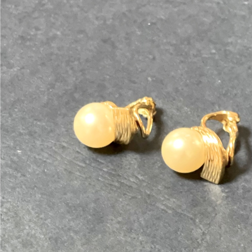 Vtg signed Ciner faux pearl clip on earrings in excellent condition.
